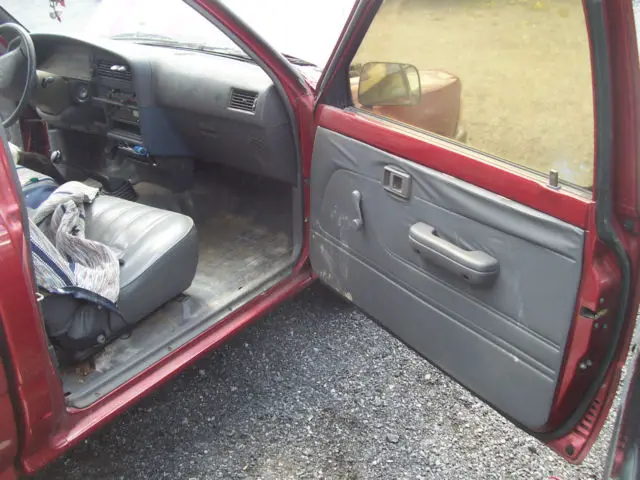 1993 toyota pick up,salt free,22re,5speed,runs n drives great