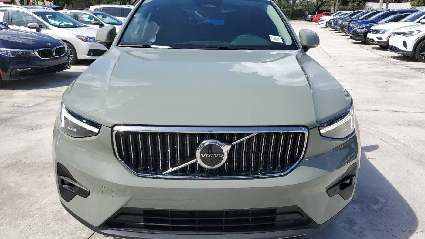 2024 volvo xc40 b5 ultimate bright theme