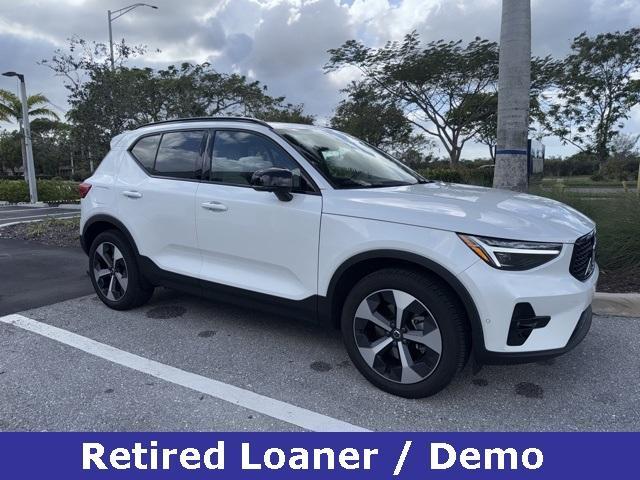 2025 volvo xc40 b5 plus dark theme