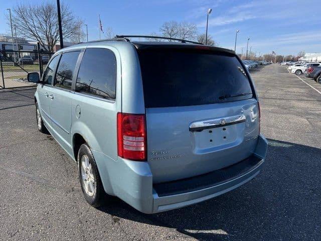 2009 chrysler town & country in plymouth, michigan