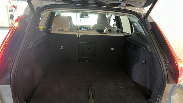 2025 volvo xc40 plus dark theme