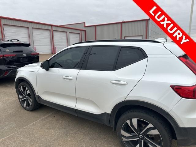 2023 volvo xc40 b5 plus dark theme