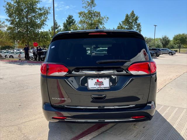 2022 chrysler voyager lx