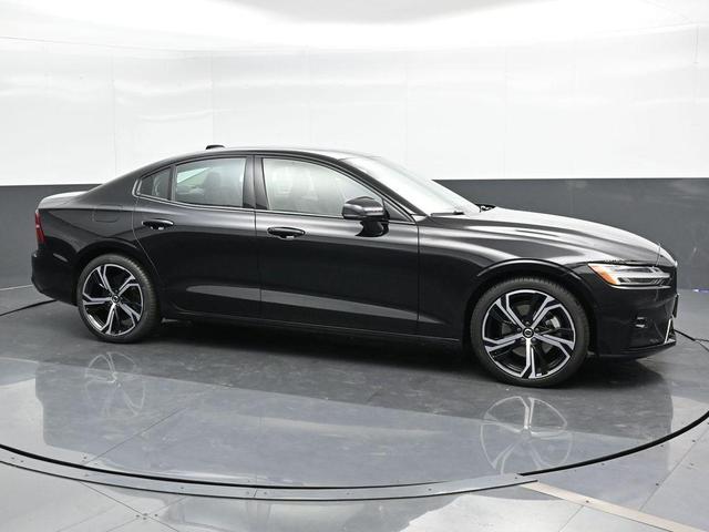 2024 volvo s60 b5 plus dark theme