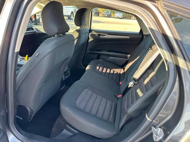 2017 ford fusion se