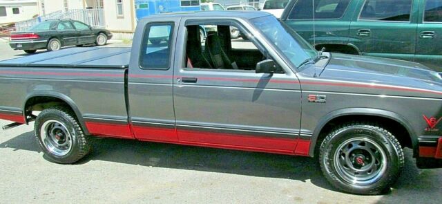 1988 chevy s-10 sport pickup maxi-cab includes the tahoe option & low miles !
