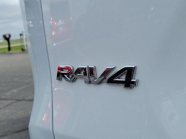 2023 toyota rav4 le