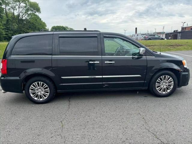 2013 chrysler town & country t mulliner