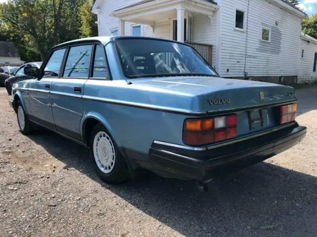 1993 volvo 240 sedan...last year for the car that made volvo famous!!!