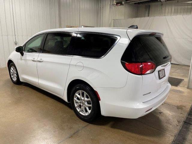 2022 chrysler voyager lx