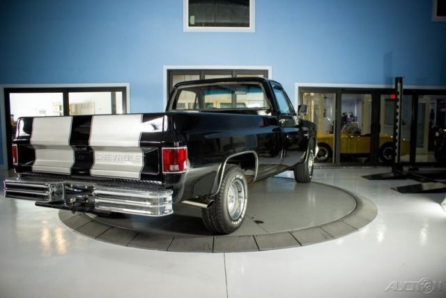 1983 custom deluxe used 5l v8 16v automatic rwd