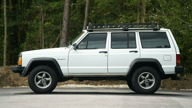 rare jeep cherokee xj / only 42k miles / buy stock or built