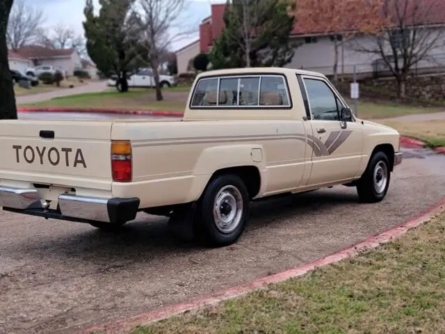 1988 toyota pickup pickup brown rwd automatic 1/2 ton rn55 dlx