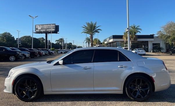 2022 chrysler 300 touring
