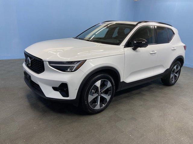 2024 volvo xc40 b5 plus dark theme