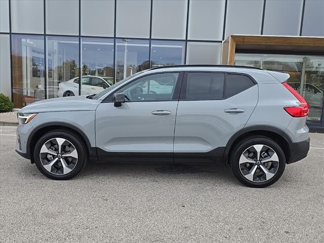 2024 volvo xc40 b5 plus dark theme
