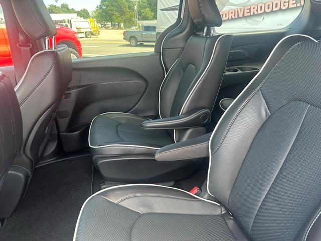 2024 chrysler pacifica hybrid select
