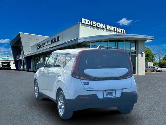 2022 kia soul lx