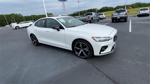 2024 volvo s60 b5 plus dark theme