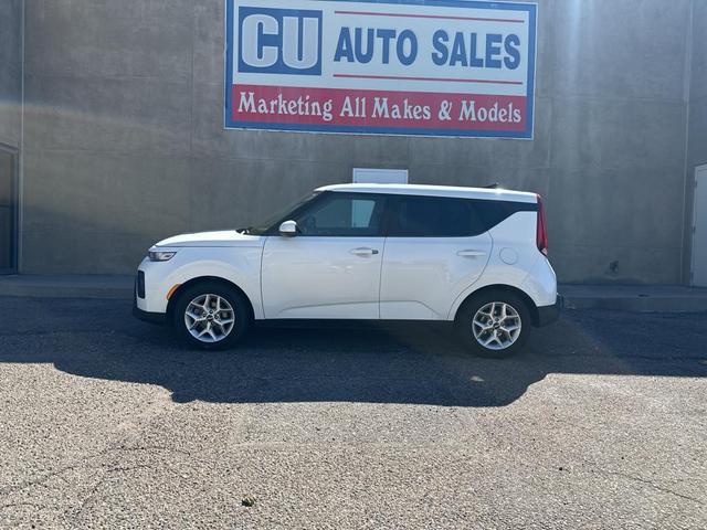 2022 kia soul lx