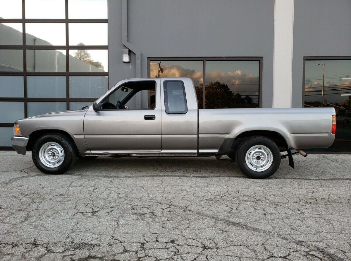 nice classic 1 owner 1990 toyota extra cab v6 pickup truck! 142k original miles!