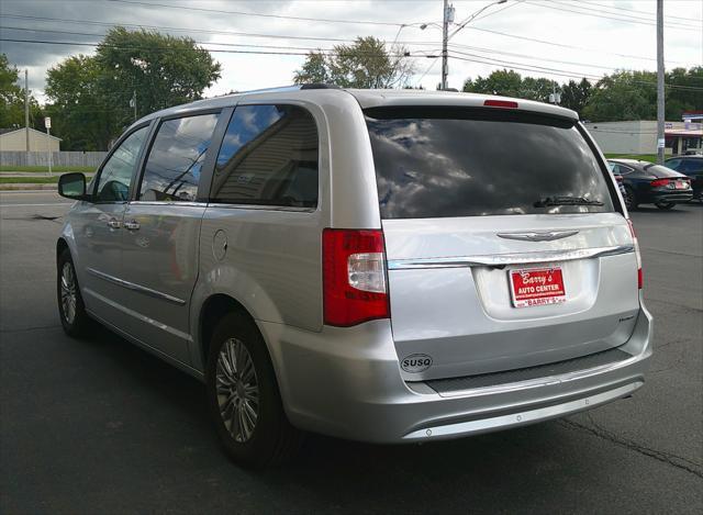 2011 chrysler town & country limited