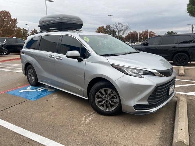 2021 toyota sienna le