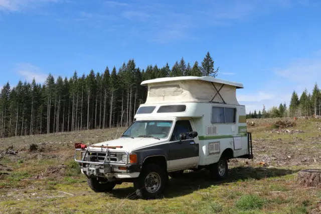 1984 toyota chinook 4x4 camper, pop top, straight axle
