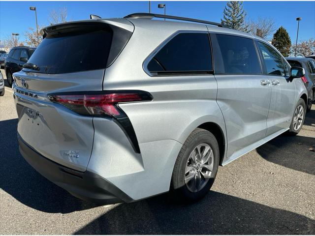 2021 toyota sienna le
