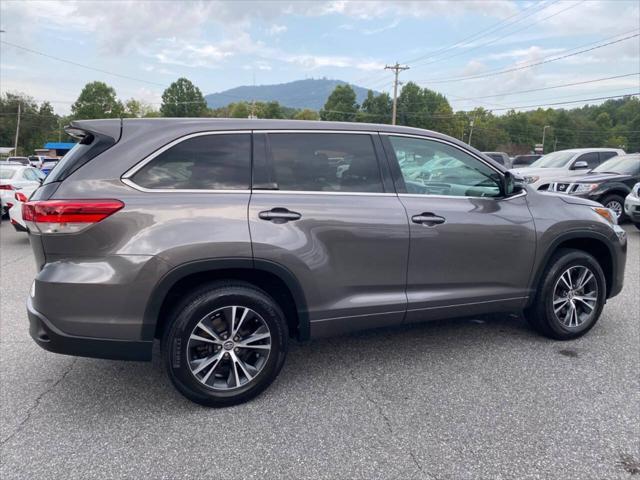 2017 toyota highlander le