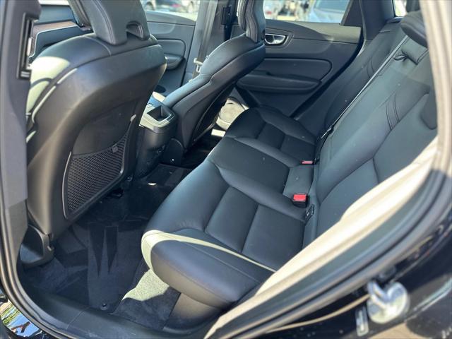 2023 volvo xc60 b5 plus dark theme