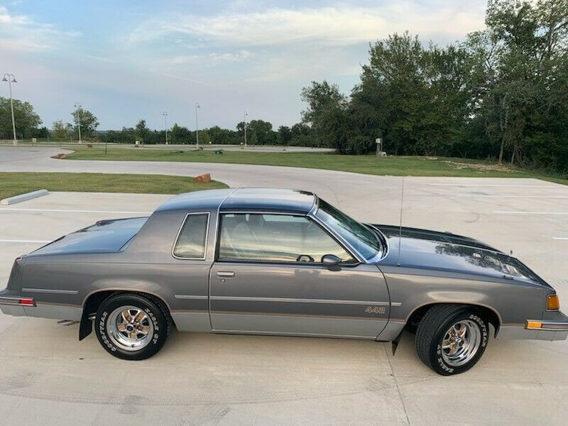 1987 olds 442, 6,600 miles, t-tops, perfect condition