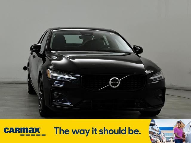 2024 volvo s60 b5 core dark theme