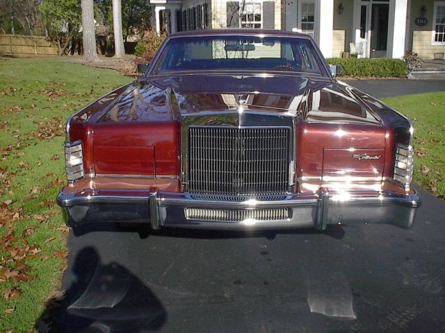 town car - williamsburg limited edition – 9,300 original miles