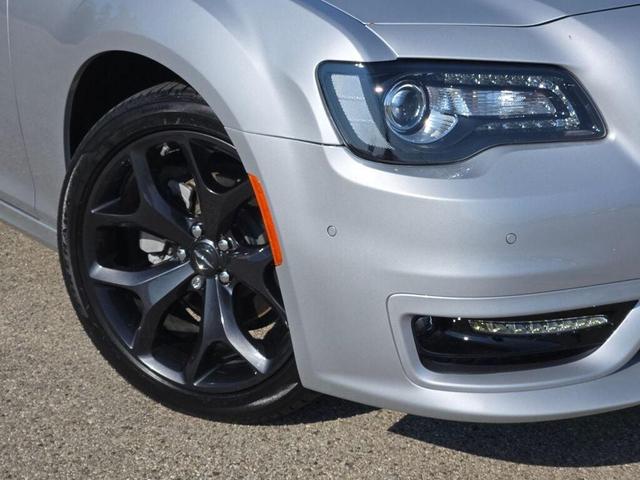 2023 chrysler 300 touring l