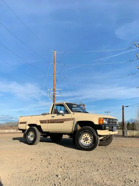 1986 toyota hilux 4wd standard cab sr5 rare original