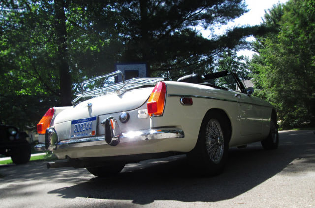 mgb roadster, white, john twist restoration and tuning, performance, white/black