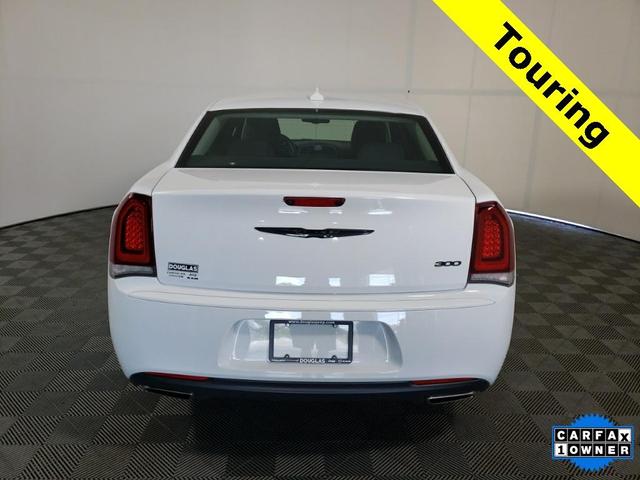 2022 chrysler 300 touring