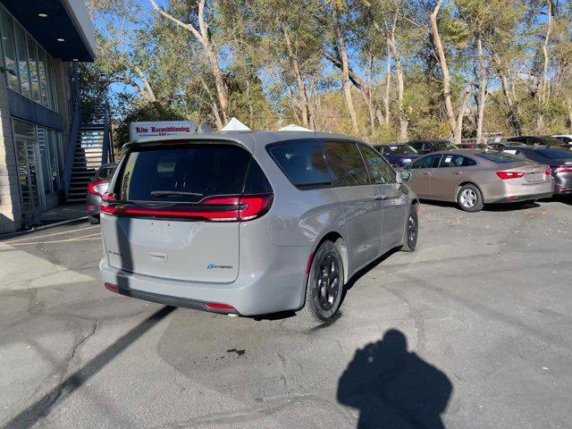 2022 chrysler pacifica hybrid touring l