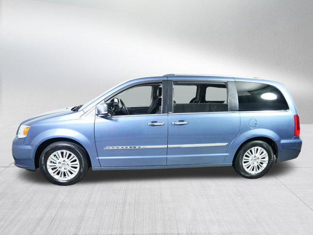 2012 chrysler town & country limited