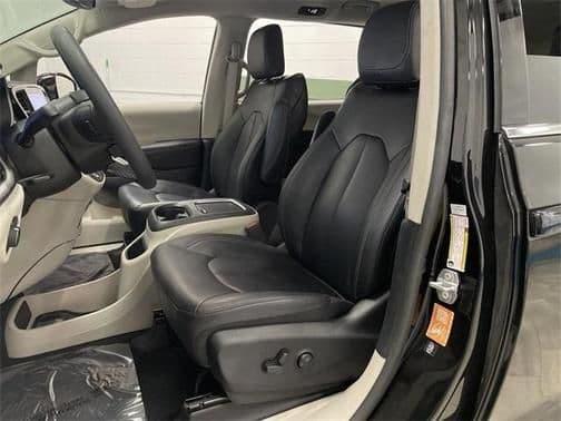 2022 chrysler pacifica hybrid touring l in plymouth, wisconsin