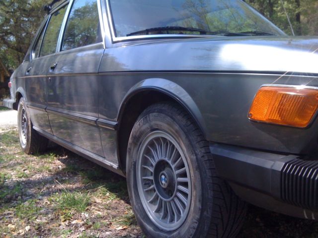 e12 528i -,sun roof,auto trans,gray/red leather
