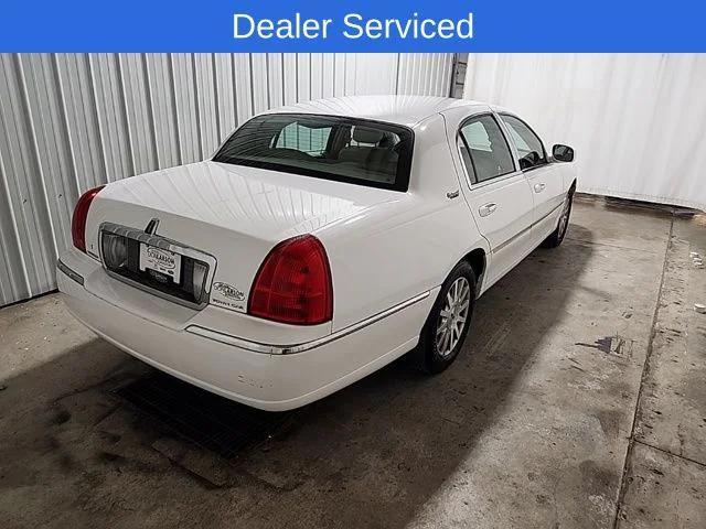 2010 lincoln town car signature