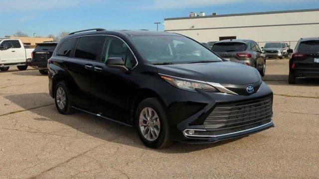 2023 toyota sienna xle in troy, michigan