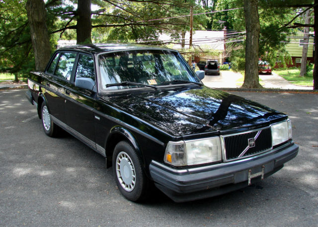 volvo 240 sedan - very good all original condition no rust- no reserve auction !