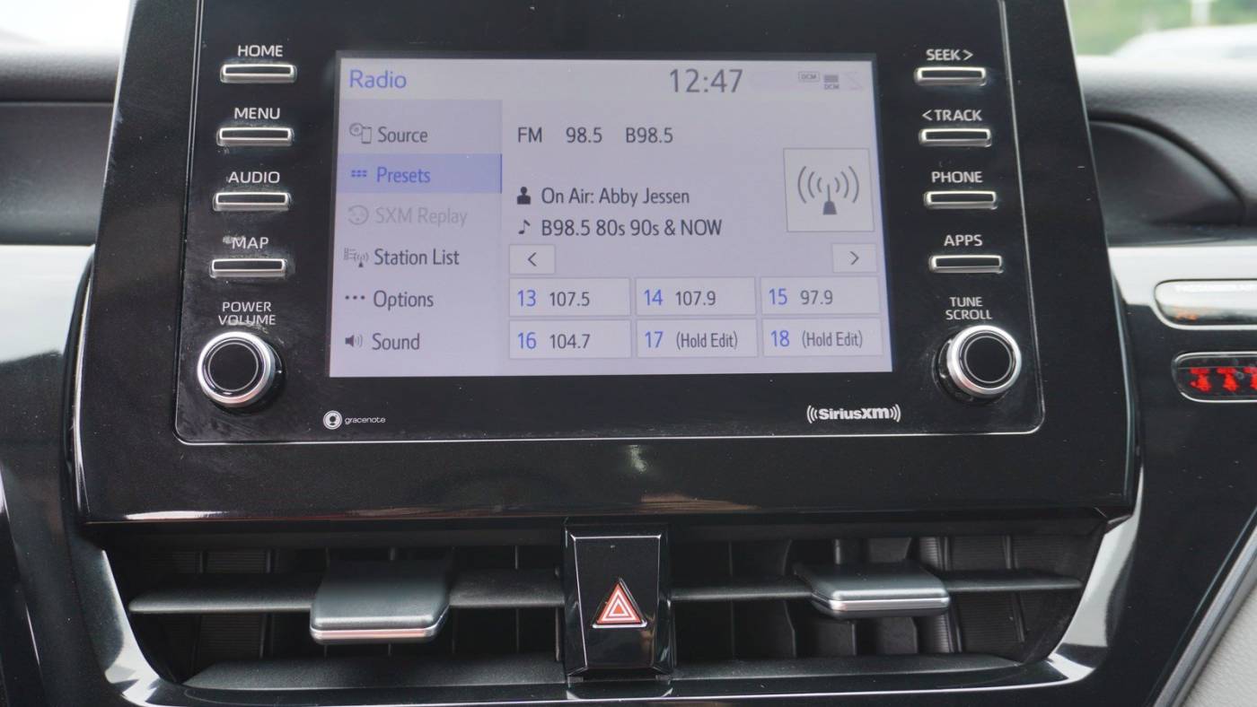 2021 toyota camry hybrid le