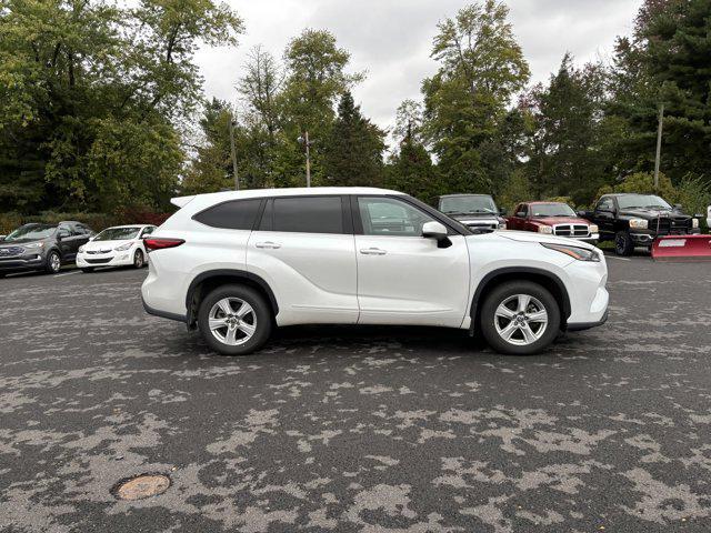 2022 toyota highlander le