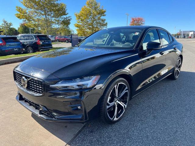 2024 volvo s60 b5 plus dark theme