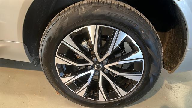 2023 volvo xc60 b5 plus dark theme