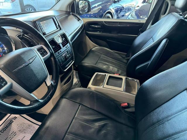 2013 chrysler town & country touring